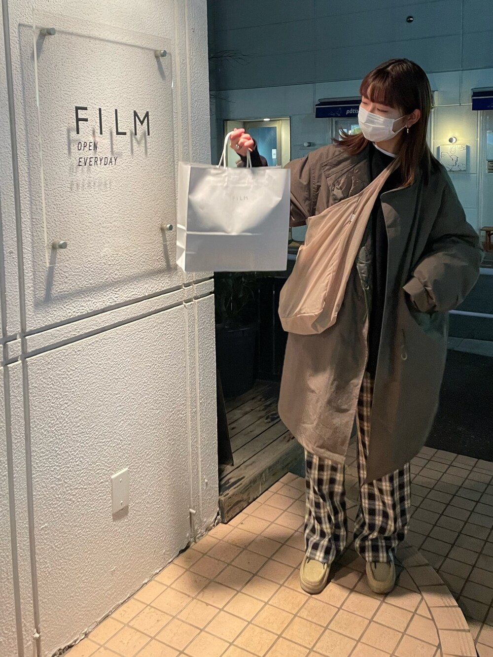 グリーン系のモッズコート、ベージュ系のモカシン/デッキシューズ、ブラック系のスウェットを着用したレディースの冬コーディネートの4枚目の写真