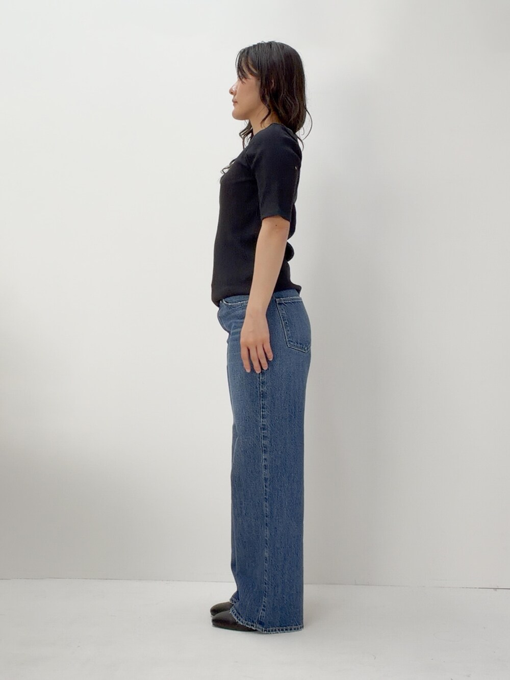ブラック系のTシャツ/カットソーを着用したレディースの夏コーディネートの2枚目の写真