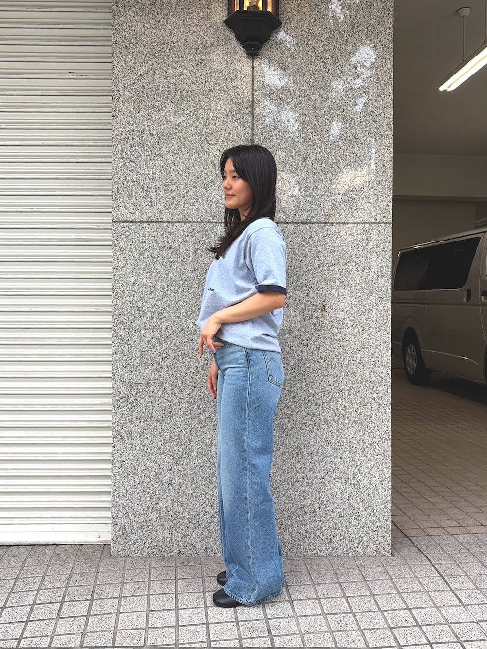 ブルー系のTシャツ/カットソー、ブルー系のデニムパンツを着用したレディースの夏コーディネートの2枚目の写真