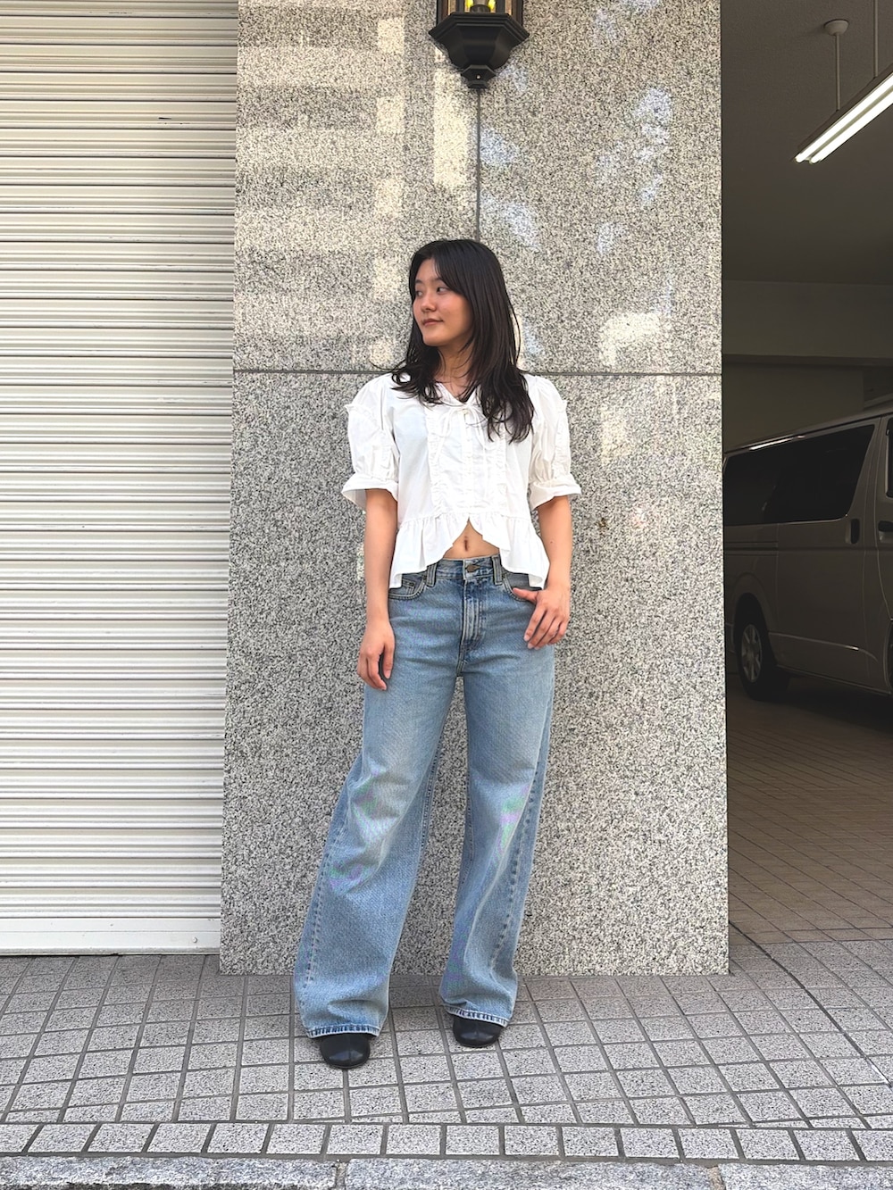 ホワイト系のシャツ/ブラウスを着用したレディースの夏コーディネートの2枚目の写真
