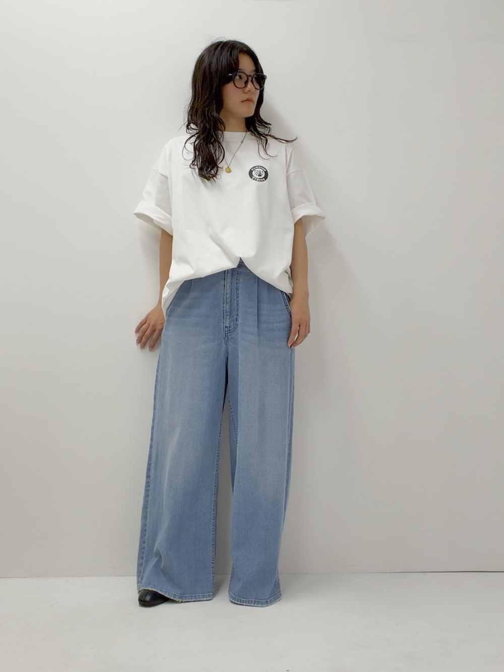 ホワイト系のTシャツ/カットソー、ブルー系のデニムパンツを着用したレディースの夏コーディネートの2枚目の写真
