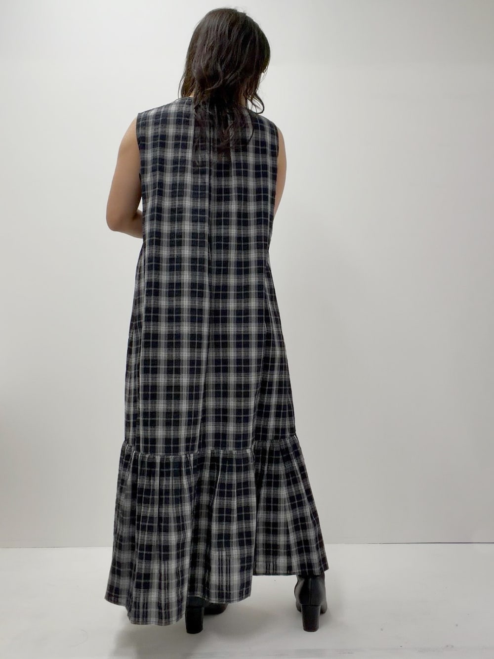 ブルー系のワンピースを着用したレディースの夏コーディネートの2枚目の写真