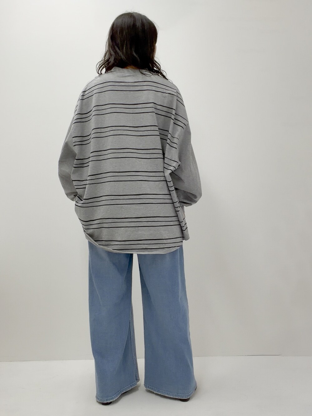 グレー系のTシャツ/カットソー、ブルー系のデニムパンツを着用したレディースの夏コーディネートの2枚目の写真