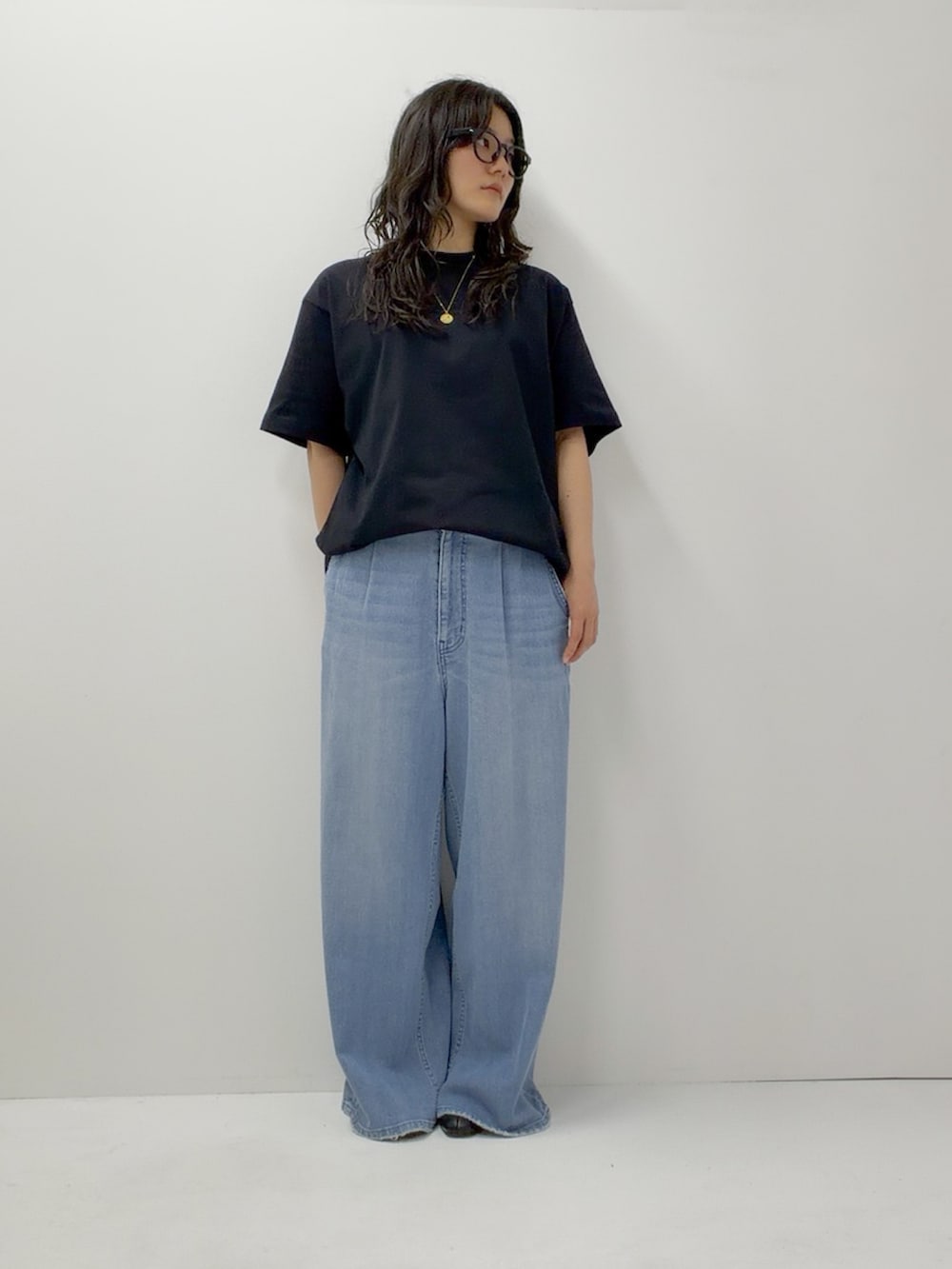 ブルー系のデニムパンツ、ブラック系のTシャツ/カットソーを着用したレディースの夏コーディネートの2枚目の写真