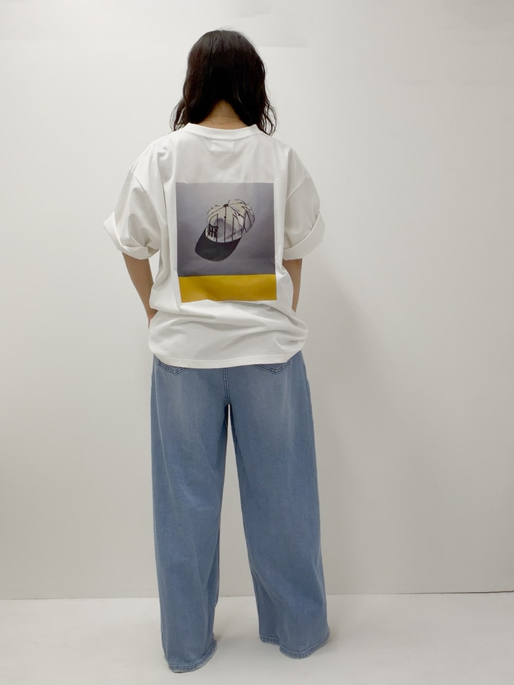ホワイト系のTシャツ/カットソー、ブルー系のデニムパンツを着用したレディースの夏コーディネートの3枚目の写真