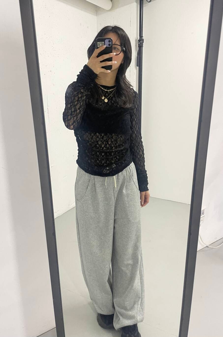 グレー系のその他パンツを着用したレディースの夏コーディネートの2枚目の写真