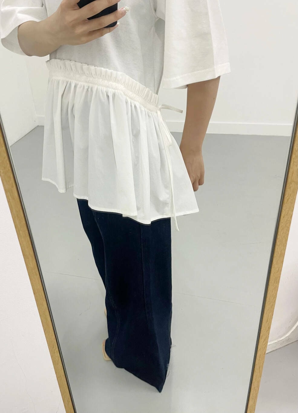 「シンプル、KBF、newarrival、トレンド、春夏、シンプルスタイル」|「SENSE OF PLACE by URBAN RESEARCHのルーズフレアデニム(デニムパンツ、ブルー系)」を使った、urmakoさん(レディース・158cm)の夏コーディネートの2枚目の写真