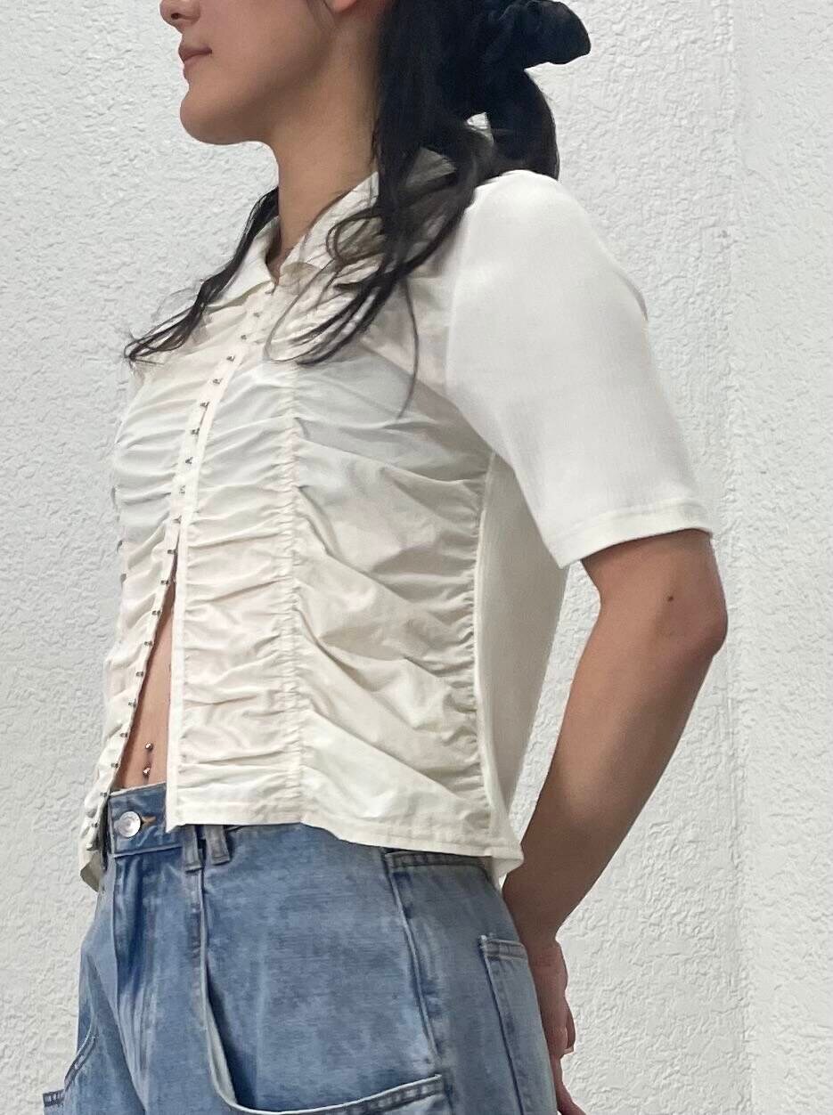 ブルー系のデニムパンツ、ホワイト系のTシャツ/カットソーを着用したレディースの夏コーディネートの2枚目の写真