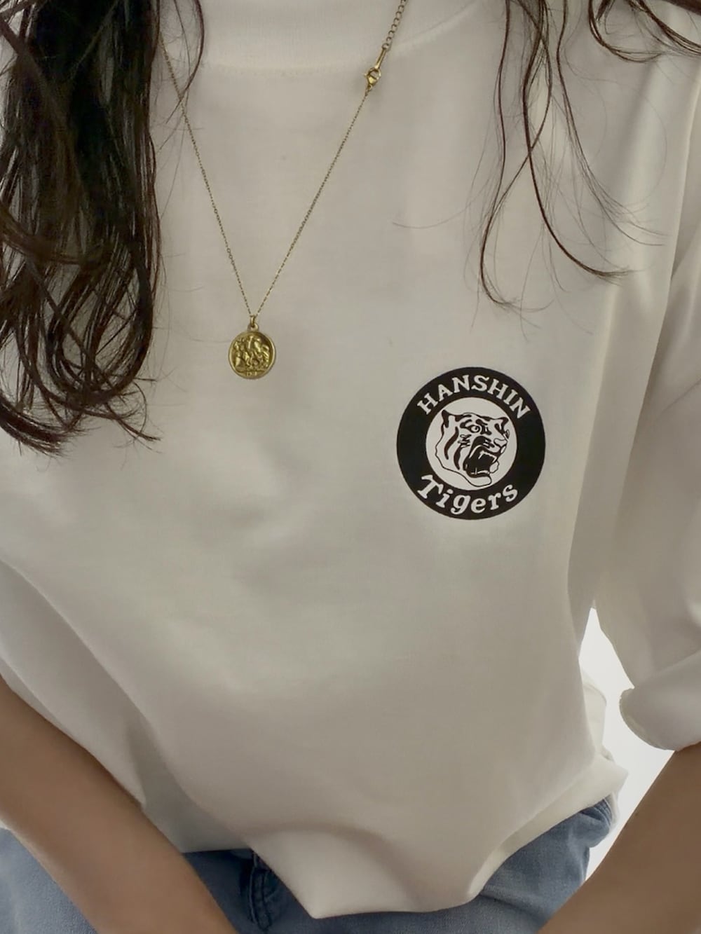 ホワイト系のTシャツ/カットソー、ブルー系のデニムパンツを着用したレディースの夏コーディネートの4枚目の写真