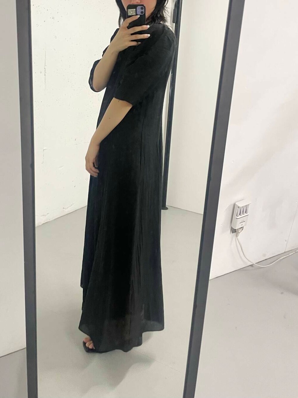 ブラック系のワンピースを着用したレディースの夏コーディネートの2枚目の写真