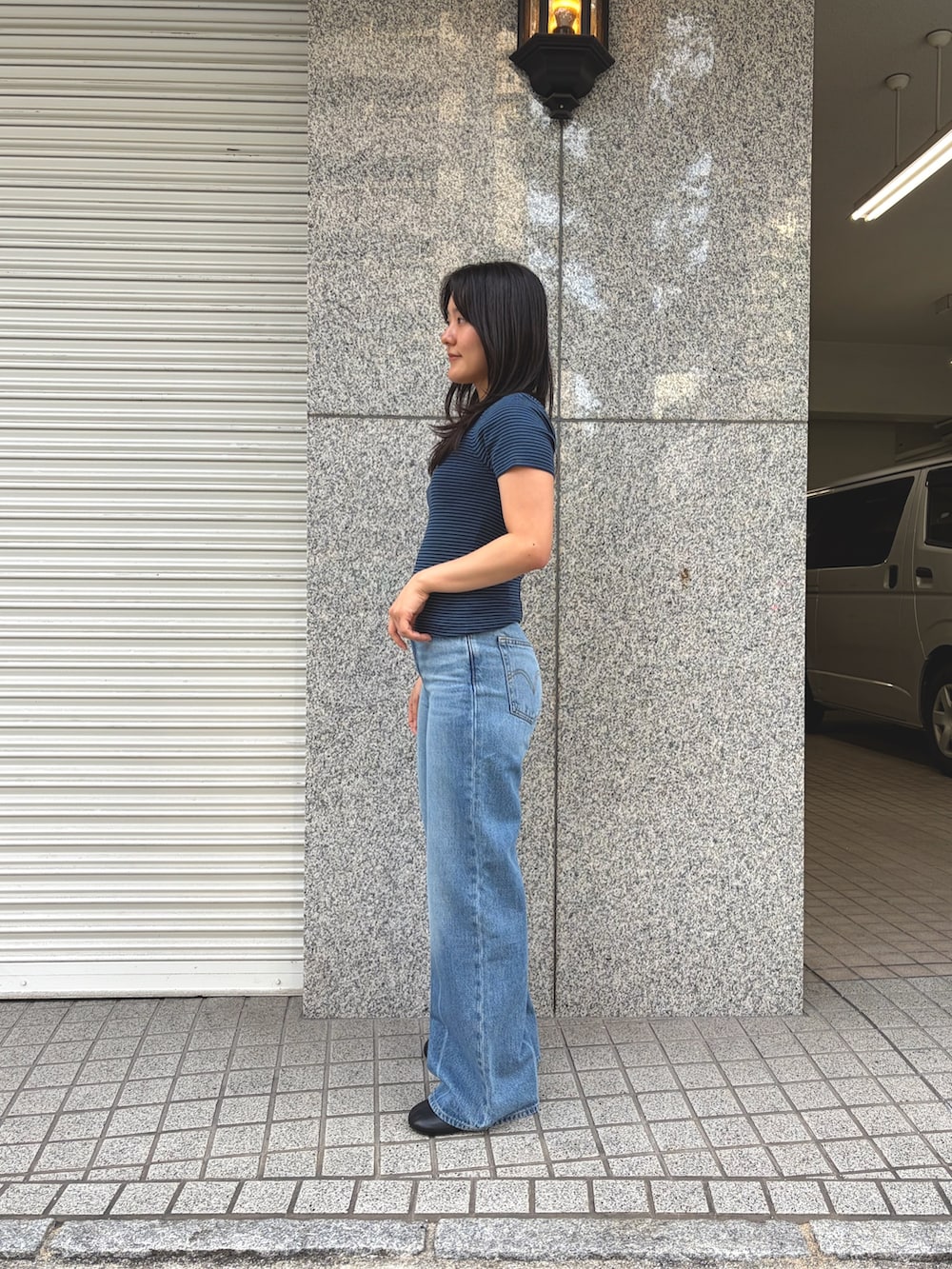ブルー系のTシャツ/カットソー、ブルー系のデニムパンツを着用したレディースの夏コーディネートの2枚目の写真