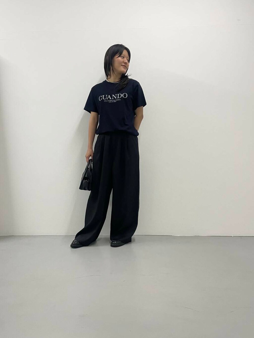 シルバー系のネックレスを着用したレディースの夏コーディネートの2枚目の写真