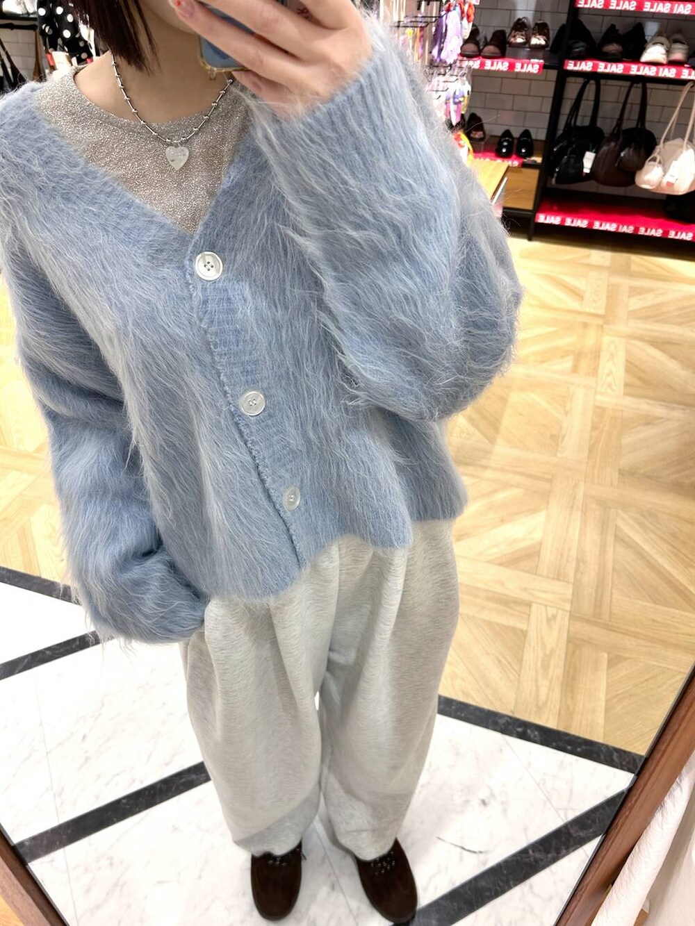 グレー系のスウェットパンツ、ブルー系のカーディガン/ボレロ、ホワイト系のTシャツ/カットソーを着用したレディースの冬コーディネートの2枚目の写真