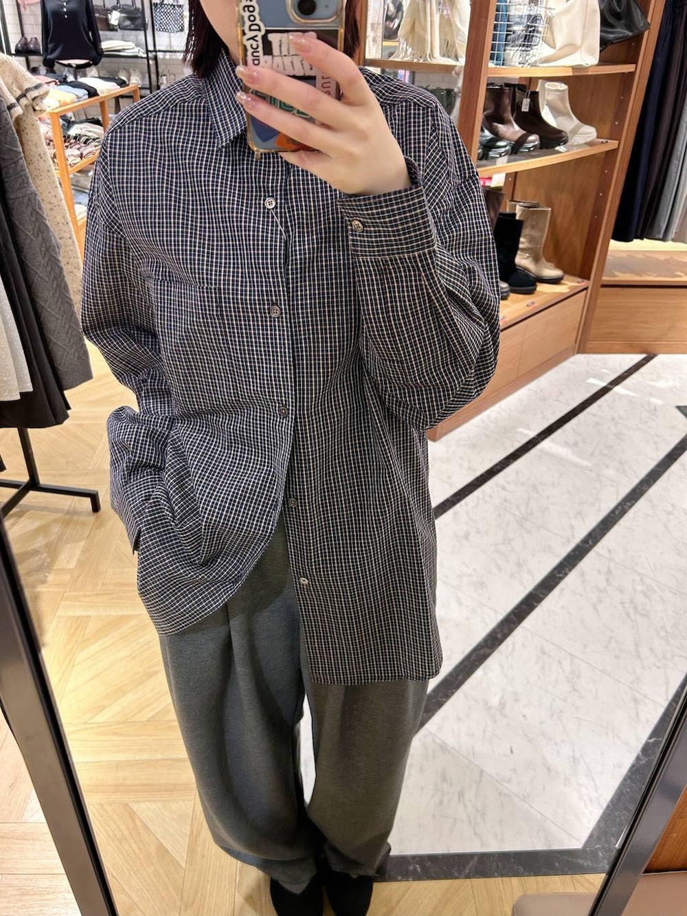 グレー系のスウェットパンツ、ブラック系のパンプス、ブルー系のシャツ/ブラウスを着用したレディースの冬コーディネートの2枚目の写真