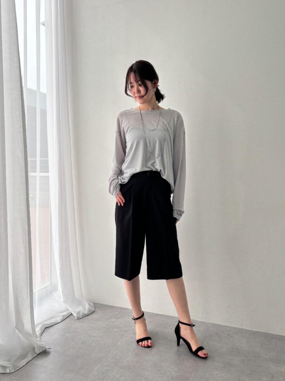 グレー系のTシャツ/カットソー、ブラック系のその他パンツを着用したレディースの春コーディネートの2枚目の写真