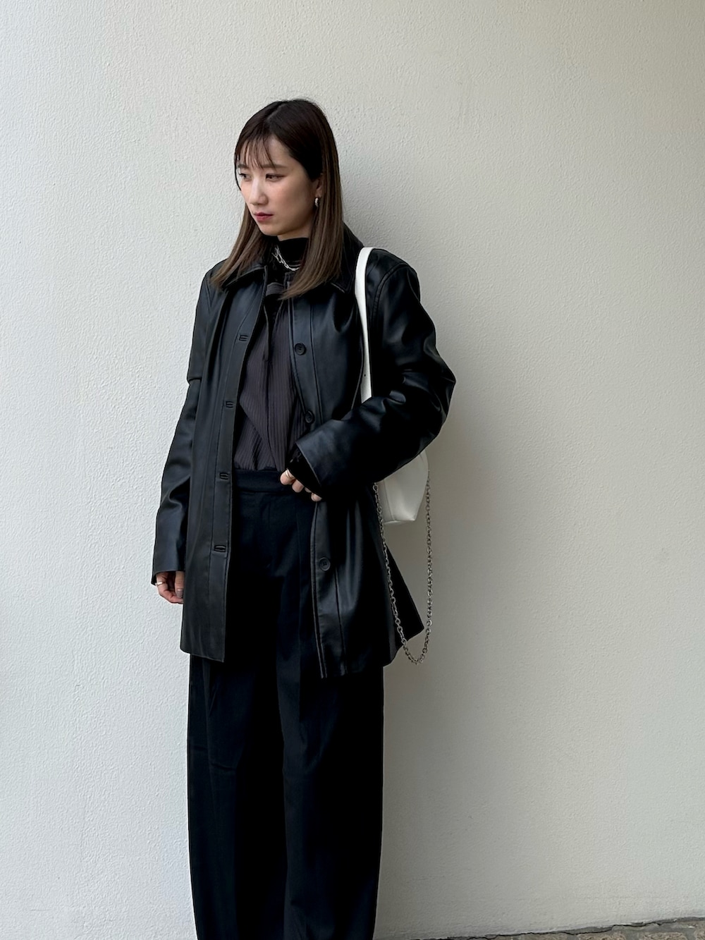 「TODAYFULのEcoleather Soutiencollar Jacket（テーラードジャケット、ブラック系）」を使った、chipipi07さん（レディース・155cm）の冬コーディネートの2枚目の写真