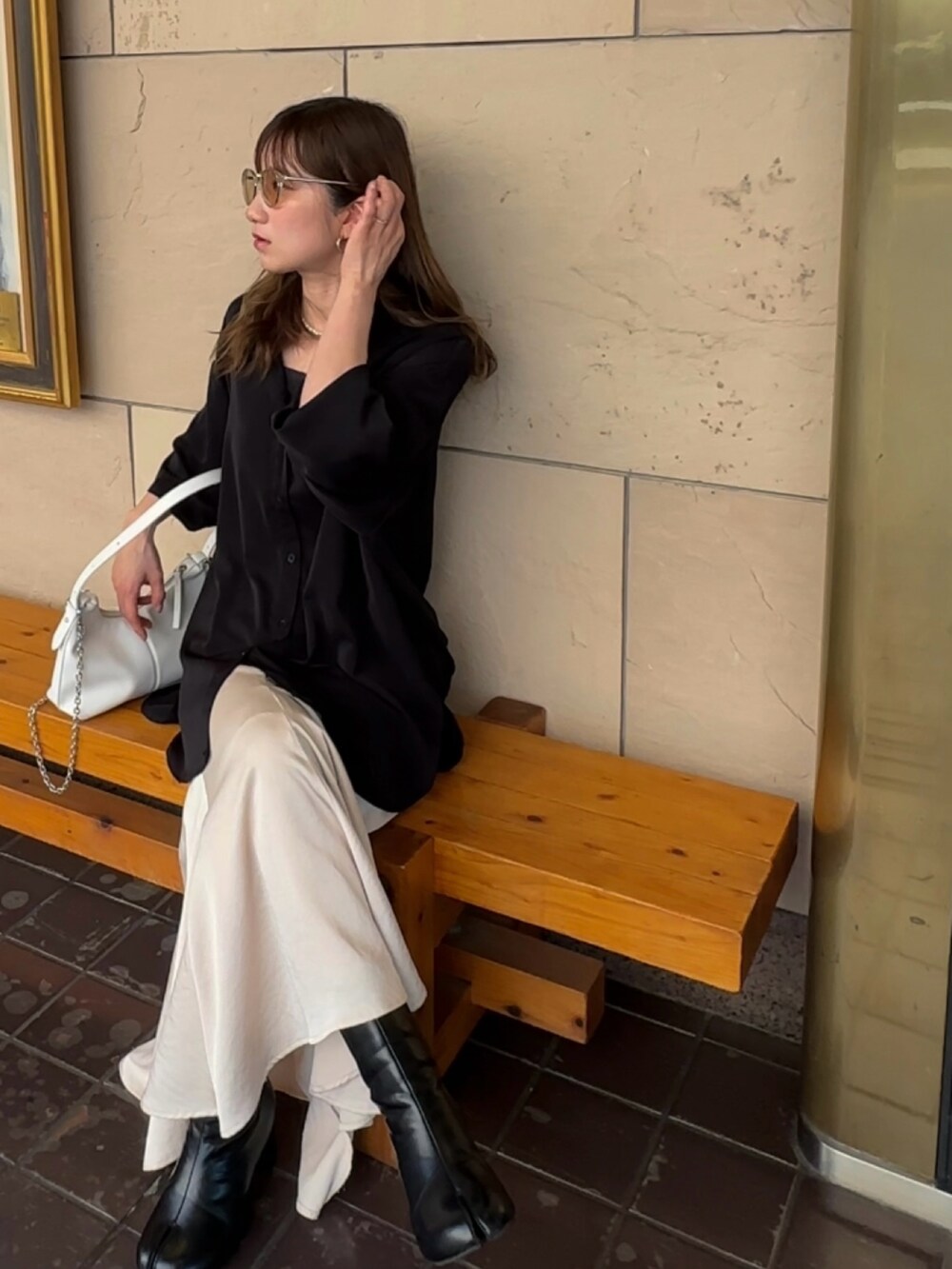 「Reurie'のオリジナルチェーンストラップホーボーバッグ／original chain strap hobo bag ハーフムーンバッグ チュビーバッグ 合皮 シルバーチェーン 2way シンプル きれいめ 大人カジュアル モード 韓国 ブラック ホワイト アイボリー（メッセンジャーバッグ、ホワイト系）」を使った、chipipi07さん（レディース・155cm）の春コーディネートの2枚目の写真