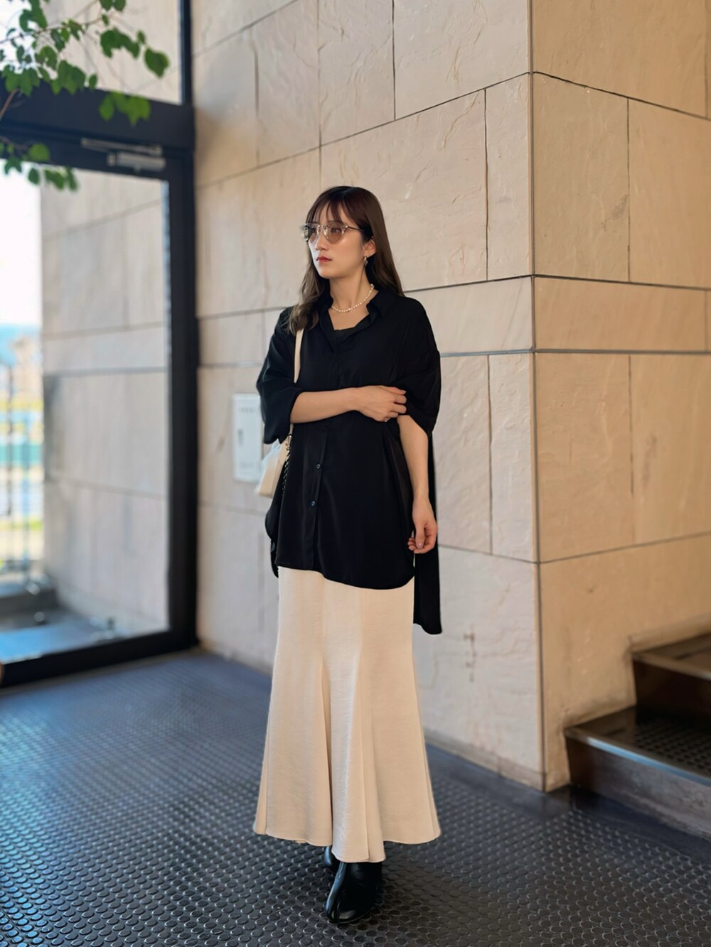 「Reurie'のオリジナルチェーンストラップホーボーバッグ／original chain strap hobo bag ハーフムーンバッグ チュビーバッグ 合皮 シルバーチェーン 2way シンプル きれいめ 大人カジュアル モード 韓国 ブラック ホワイト アイボリー（メッセンジャーバッグ、ホワイト系）」を使った、chipipi07さん（レディース・155cm）の春コーディネートの3枚目の写真