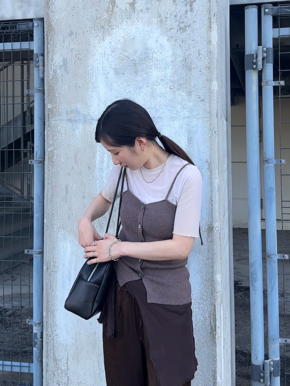 ブラウン系のアンサンブル、ブラウン系のパンツ、ホワイト系のトップスを着用したレディースの夏コーディネートの2枚目の写真