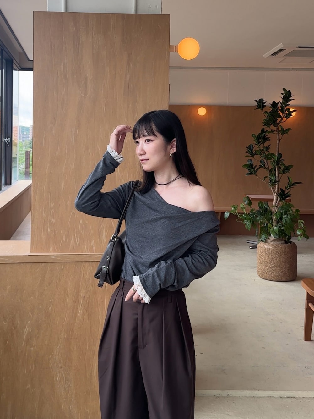 ブラック系のスラックス、グレー系のTシャツ/カットソーを着用したレディースの秋コーディネートの2枚目の写真