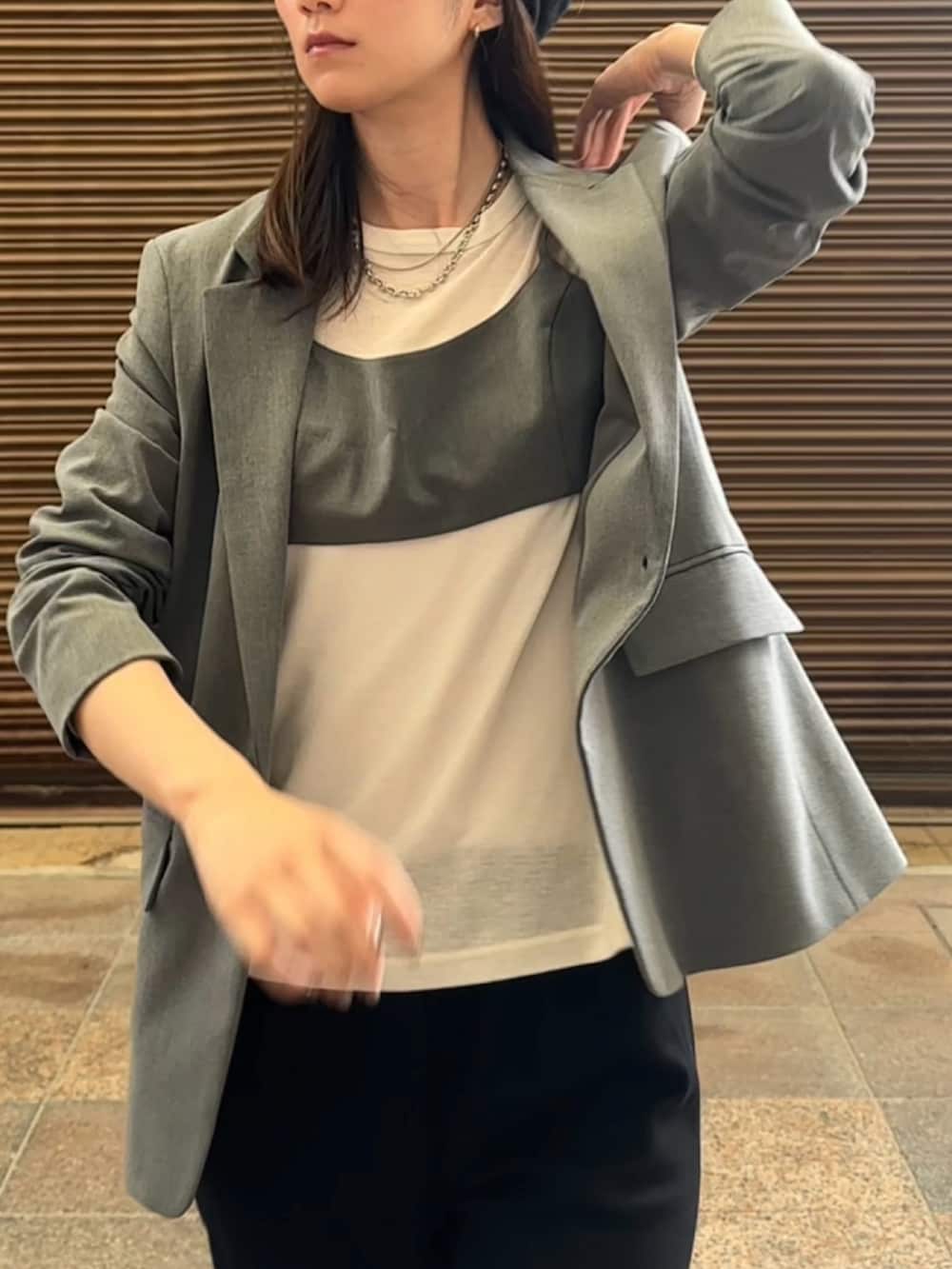 グレー系のその他トップス、グレー系のジャケット/アウター、ブラック系のその他パンツを着用したレディースの夏コーディネートの2枚目の写真