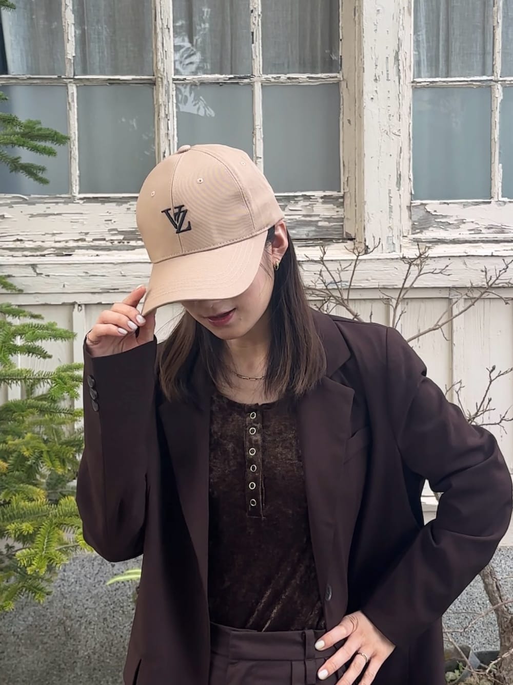 ブラウン系のスラックス、ブラウン系のスニーカー、ブラウン系のTシャツ/カットソーを着用したレディースの春コーディネートの2枚目の写真