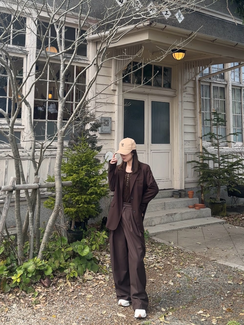 ブラウン系のスラックス、ブラウン系のスニーカー、ブラウン系のTシャツ/カットソーを着用したレディースの春コーディネートの3枚目の写真