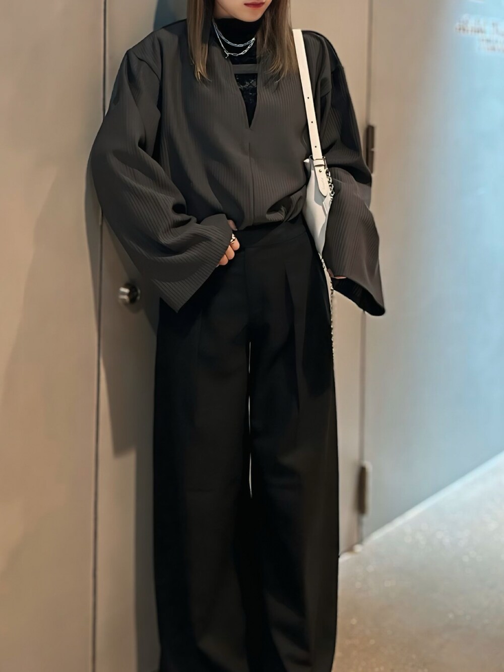 「select MOCAのキーネックリップルワイドスリーブトップス（Tシャツ/カットソー、グレー系）」を使った、chipipi07さん（レディース・155cm）の冬コーディネートの2枚目の写真