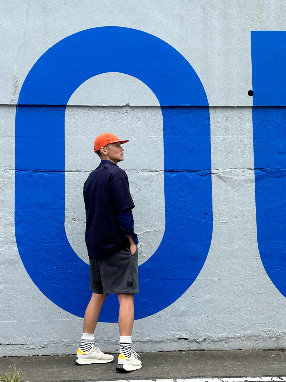 グレー系のその他パンツ、ベージュ系のスニーカーを着用したメンズの秋コーディネートの2枚目の写真