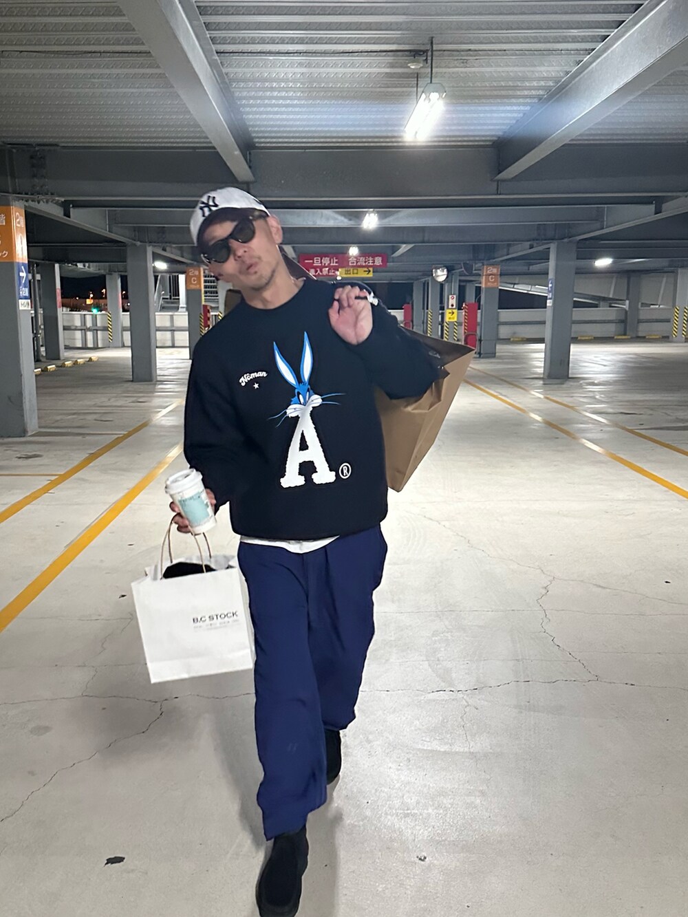 ブルー系のその他パンツ、ブラック系のシューズを着用したメンズの秋コーディネートの2枚目の写真