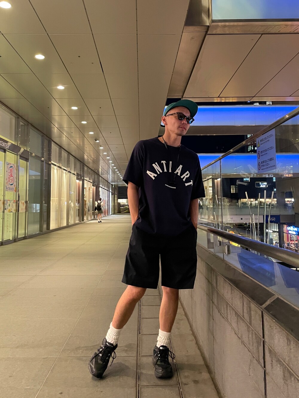 ブラック系のスニーカーを着用したメンズの秋コーディネートの2枚目の写真