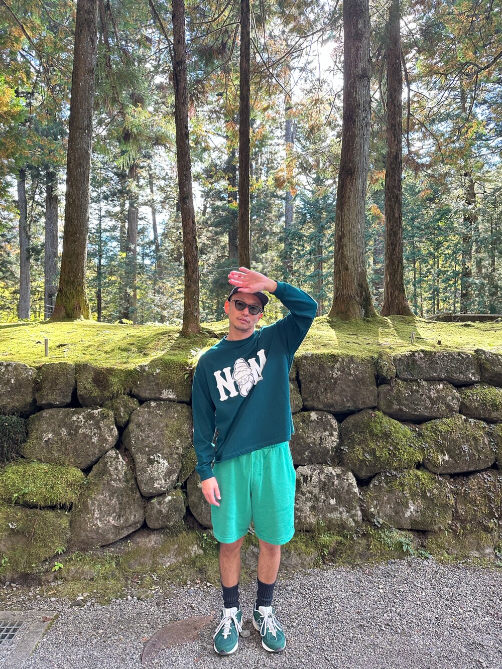 グリーン系のその他パンツ、グリーン系のスニーカーを着用したメンズの秋コーディネートの2枚目の写真