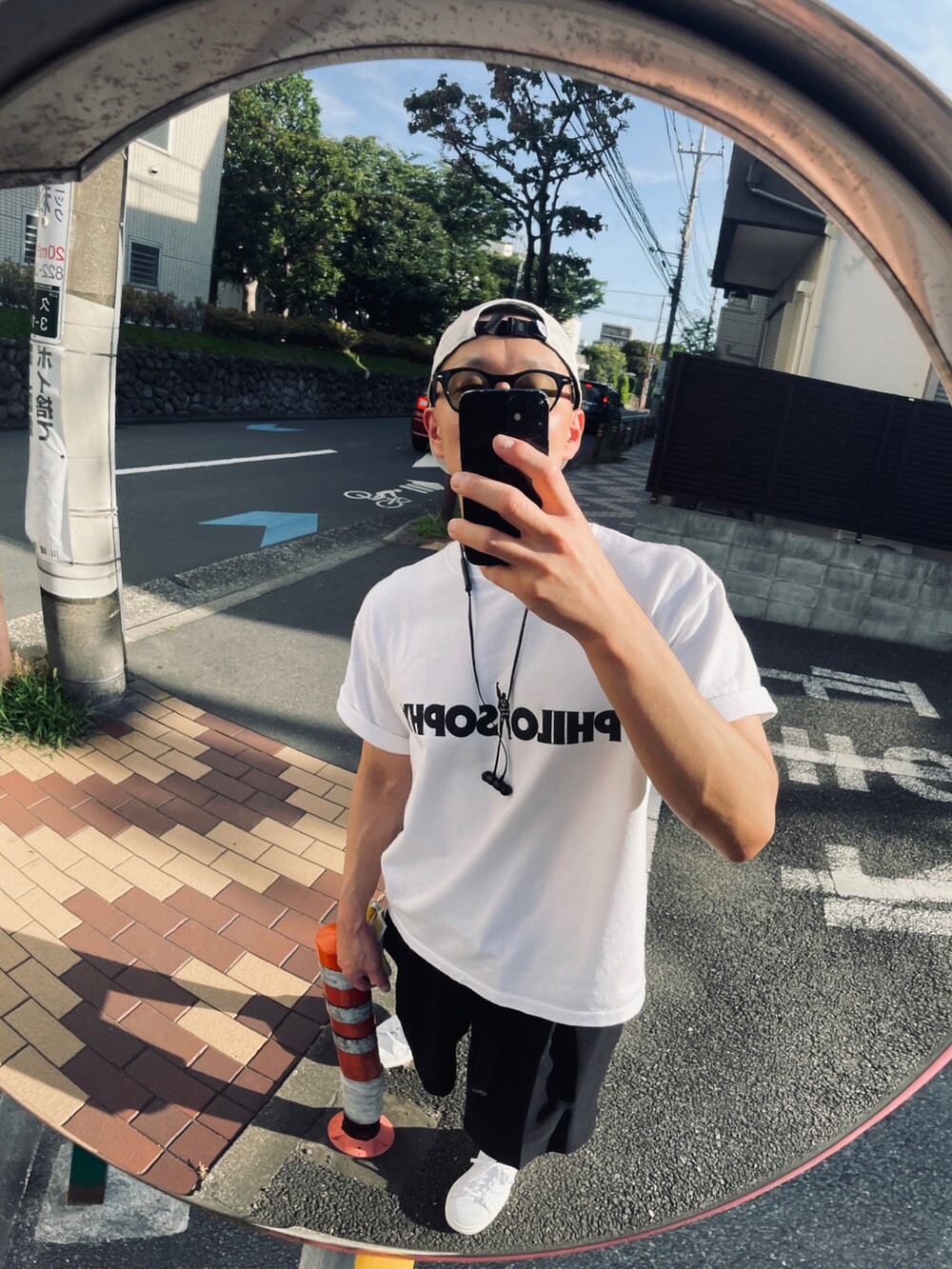 ホワイト系のスニーカーを着用したメンズの夏コーディネートの2枚目の写真