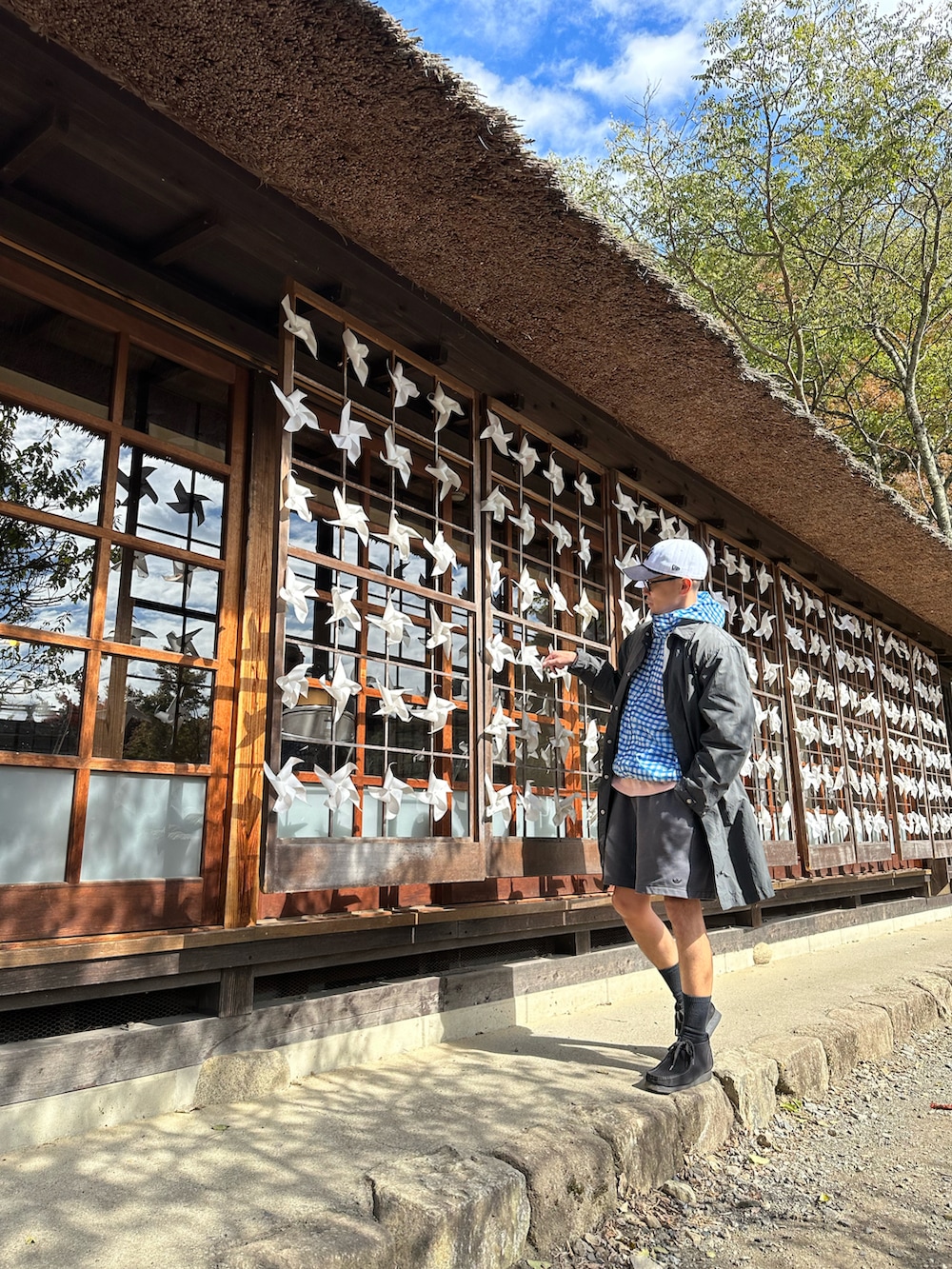 ブルー系のナイロンジャケット、ブラック系のシューズを着用したメンズの秋コーディネートの2枚目の写真