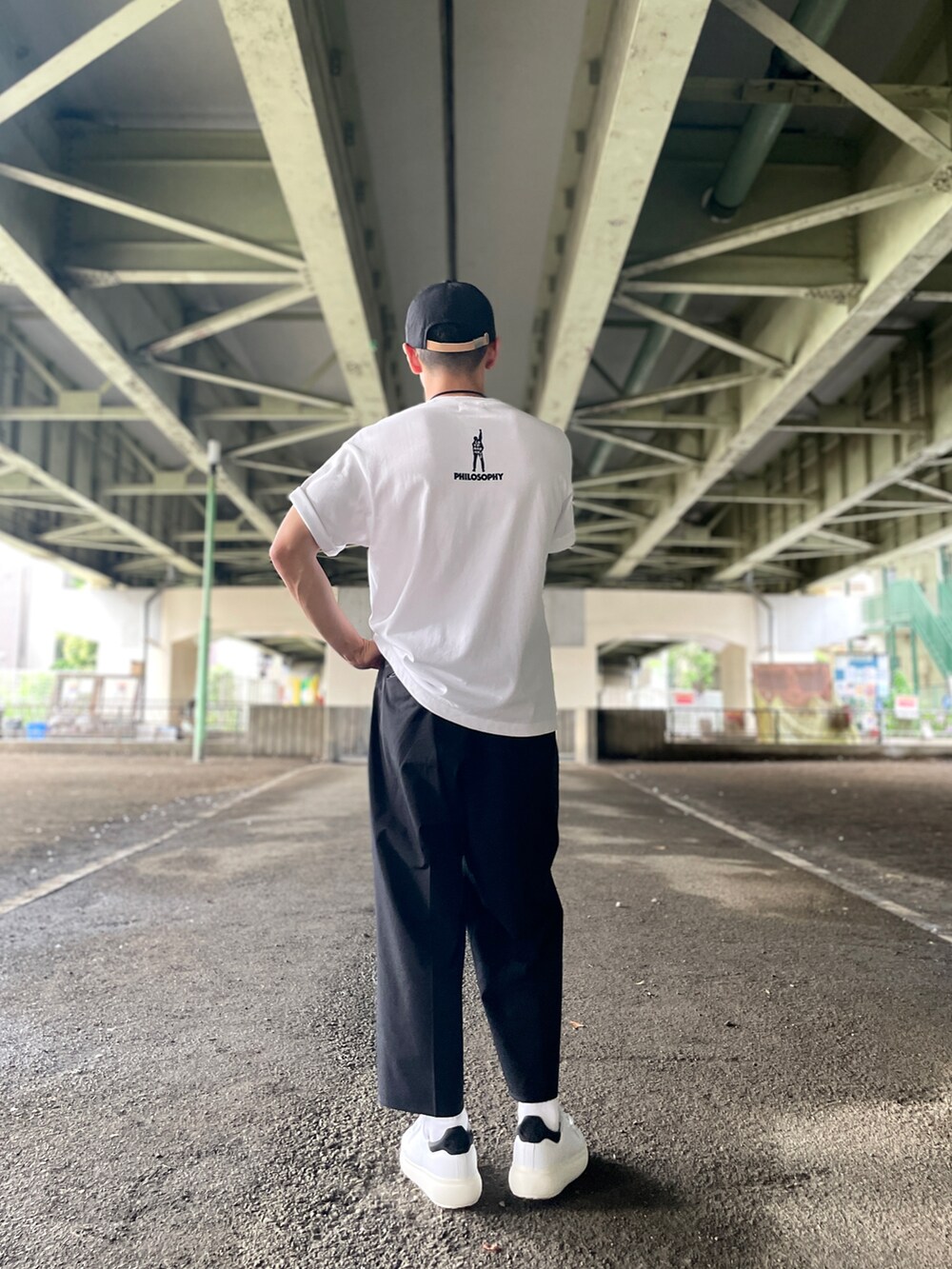 ホワイト系のスニーカーを着用したメンズの夏コーディネートの2枚目の写真