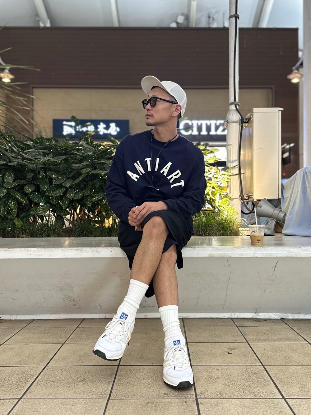 ホワイト系のスニーカーを着用したメンズの秋コーディネートの2枚目の写真