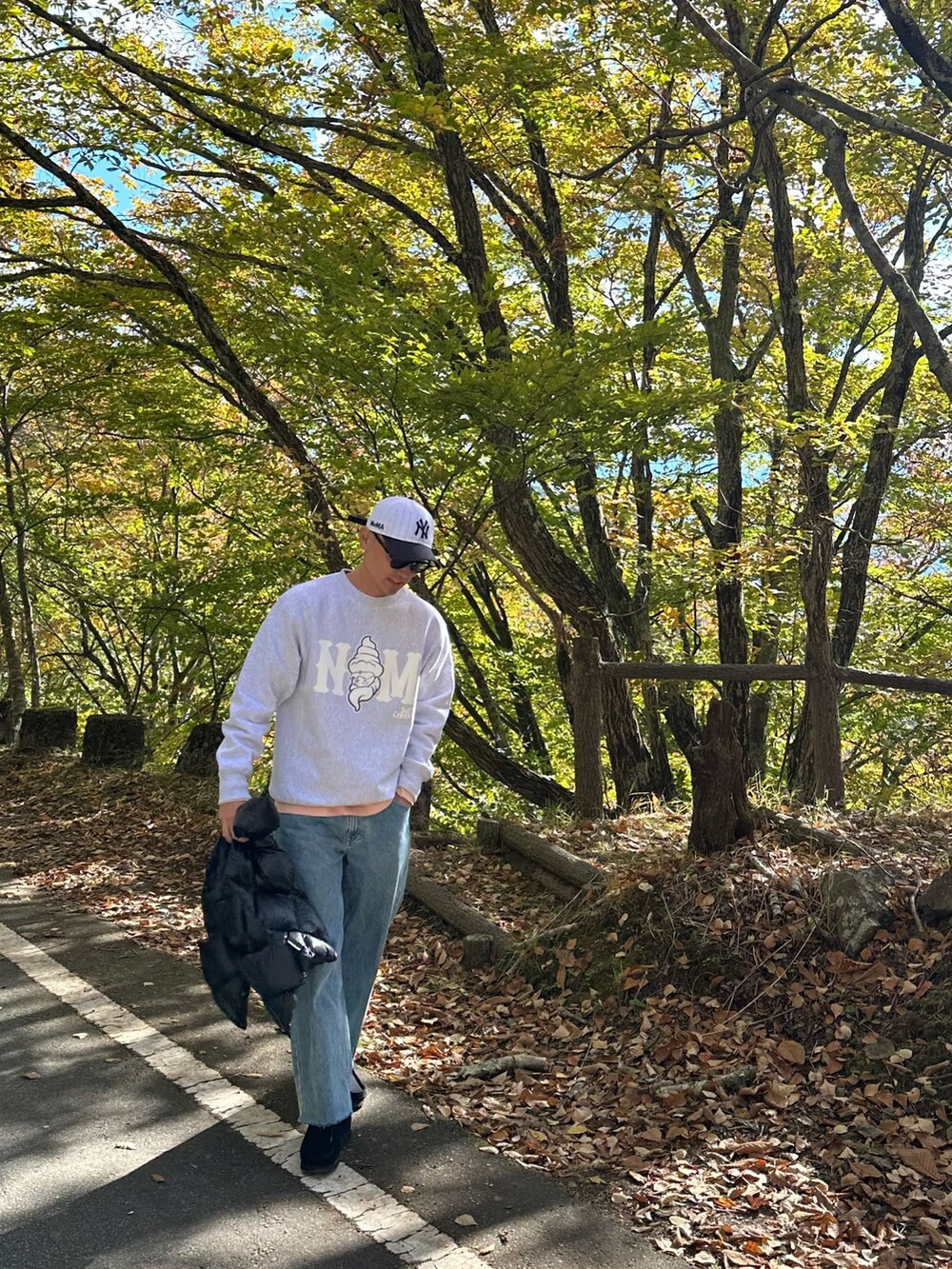 ブルー系のデニムパンツ、ブラック系のシューズを着用したメンズの秋コーディネートの2枚目の写真