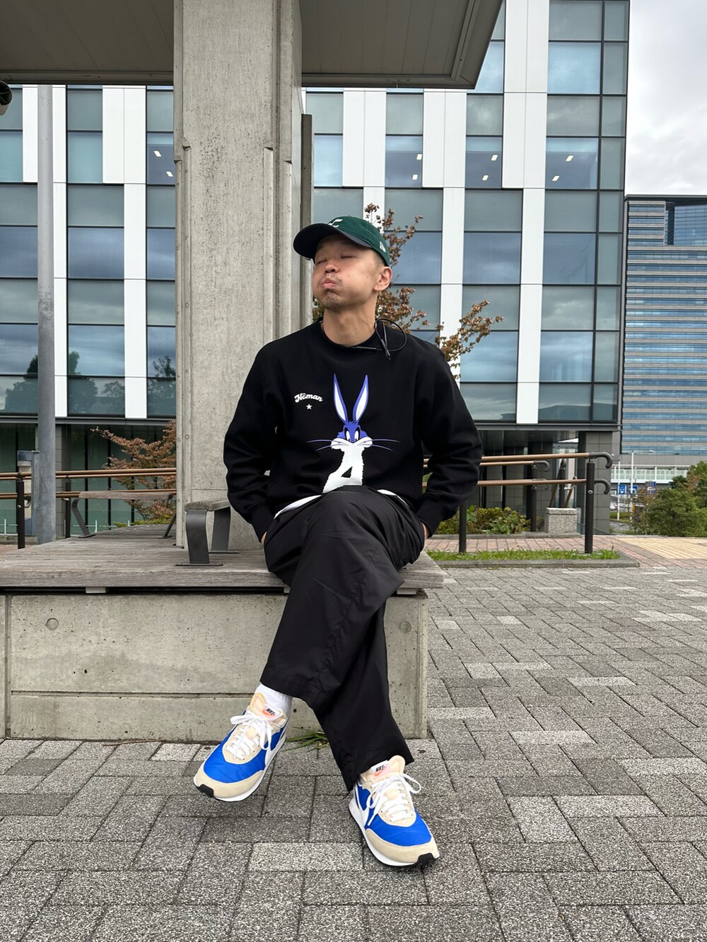 ブルー系のスニーカーを着用したメンズの秋コーディネートの2枚目の写真