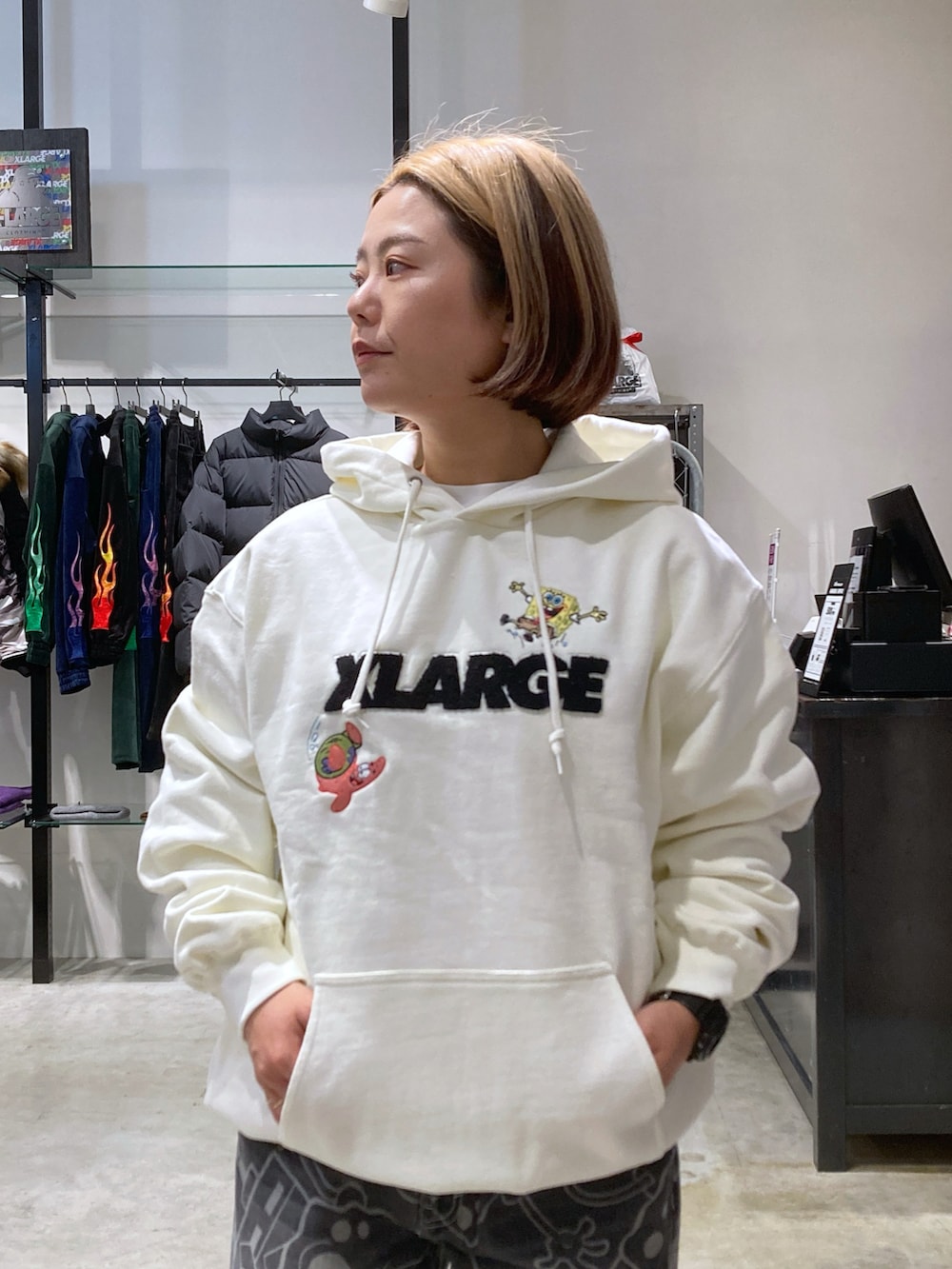 「ootd、いいね、save、フォローお願いします🤑、XLARGE、エクストララージ、低身長、スポンジボブ、ストリート、低身長コーデ、低身長女子」｜「XLARGEのXLARGE×SpongeBob PULLOVER HOODED SWEATSHIRT（パーカー、ホワイト系）」を使った、沼田亜樹さん（レディース・156cm）の冬コーディネートの4枚目の写真