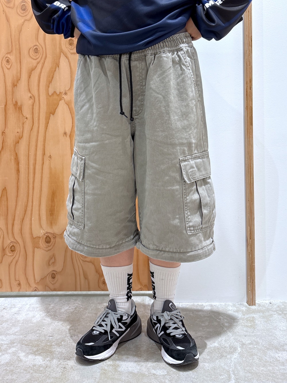 「低身長女子、XLARGE、UMBRO、ストリート、いいね、save、フォローお願いします🤑、低身長、低身長コーデ、オトナカジュアル、大人可愛い、お洒落さんとつながりたい」｜「UMBROのXLARGE×UMBRO L/S SOCCER JERSEY（Tシャツ/カットソー、ブラック系）」を使った、沼田亜樹さん（レディース・156cm）の春コーディネートの5枚目の写真