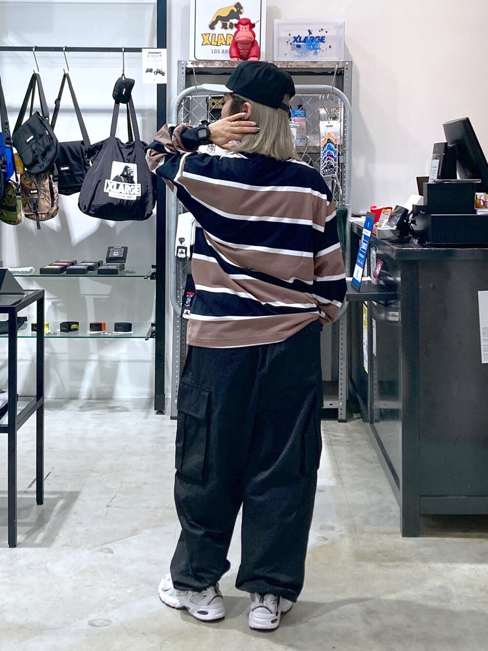 「大人カジュアル、エクストララージ、XLARGE、いいね、save、フォローお願いします🤑、ストリート、ストリートコーデ、カーゴパンツ、低身長」｜「XLARGEのSMASH A CAGE 2TONE CAP（キャップ、ブラック系）」を使った、沼田亜樹さん（レディース・156cm）の夏コーディネートの2枚目の写真
