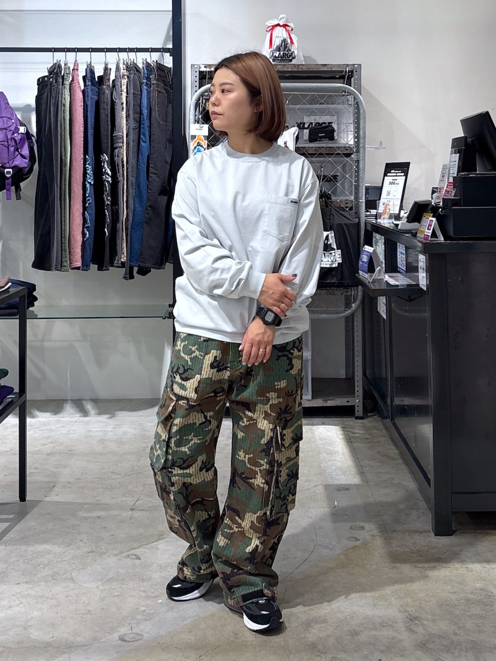 「大人コーデ、今日のコーデ、春、おしゃれさんと繋がりたい、いいね、save、フォローお願いします🤑、XLARGE、ストリート、低身長、低身長コーデ、低身長女子」｜「XLARGEのTACTICAL VEST（ベスト、グリーン系）」を使った、沼田亜樹さん（レディース・156cm）の春コーディネートの4枚目の写真