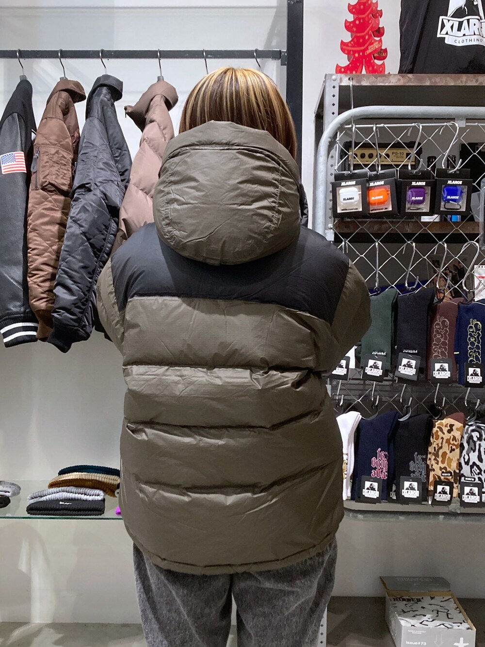 「Marmot、XLARGE、ダウンジャケット、休日スタイル、いいね、save、フォローお願いします🤑、ダウン、ストリート、低身長、低身長女子」｜「MARMOTのXLARGE×Marmot HOODED DOWN JACKET（ダウンジャケット/コート、グリーン系）」を使った、沼田亜樹さん（レディース・156cm）の冬コーディネートの4枚目の写真