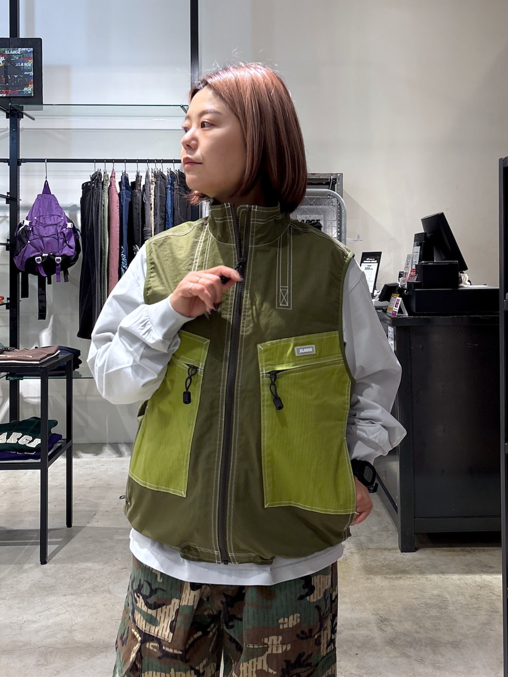 「大人コーデ、今日のコーデ、春、おしゃれさんと繋がりたい、いいね、save、フォローお願いします🤑、XLARGE、ストリート、低身長、低身長コーデ、低身長女子」｜「XLARGEのTACTICAL VEST（ベスト、グリーン系）」を使った、沼田亜樹さん（レディース・156cm）の春コーディネートの3枚目の写真