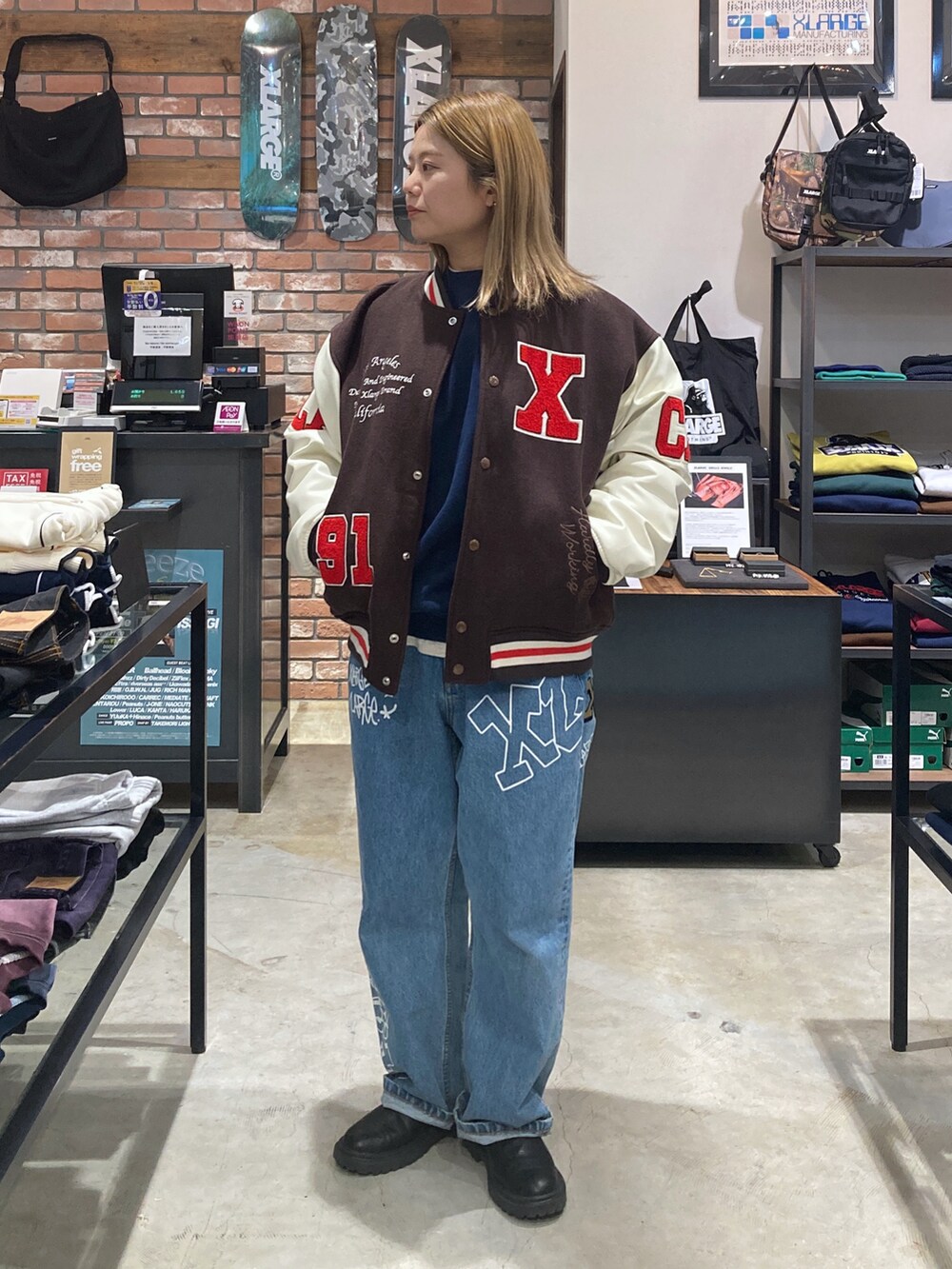 「冬アウター、いいね、save、フォローお願いします🤑、低身長、低身長コーデ、ストリート、XLARGE」｜「XLARGEのOG LOGO VARSITY JACKET（スタジャン、ブラウン系）」を使った、沼田亜樹さん（レディース・156cm）の冬コーディネートの2枚目の写真