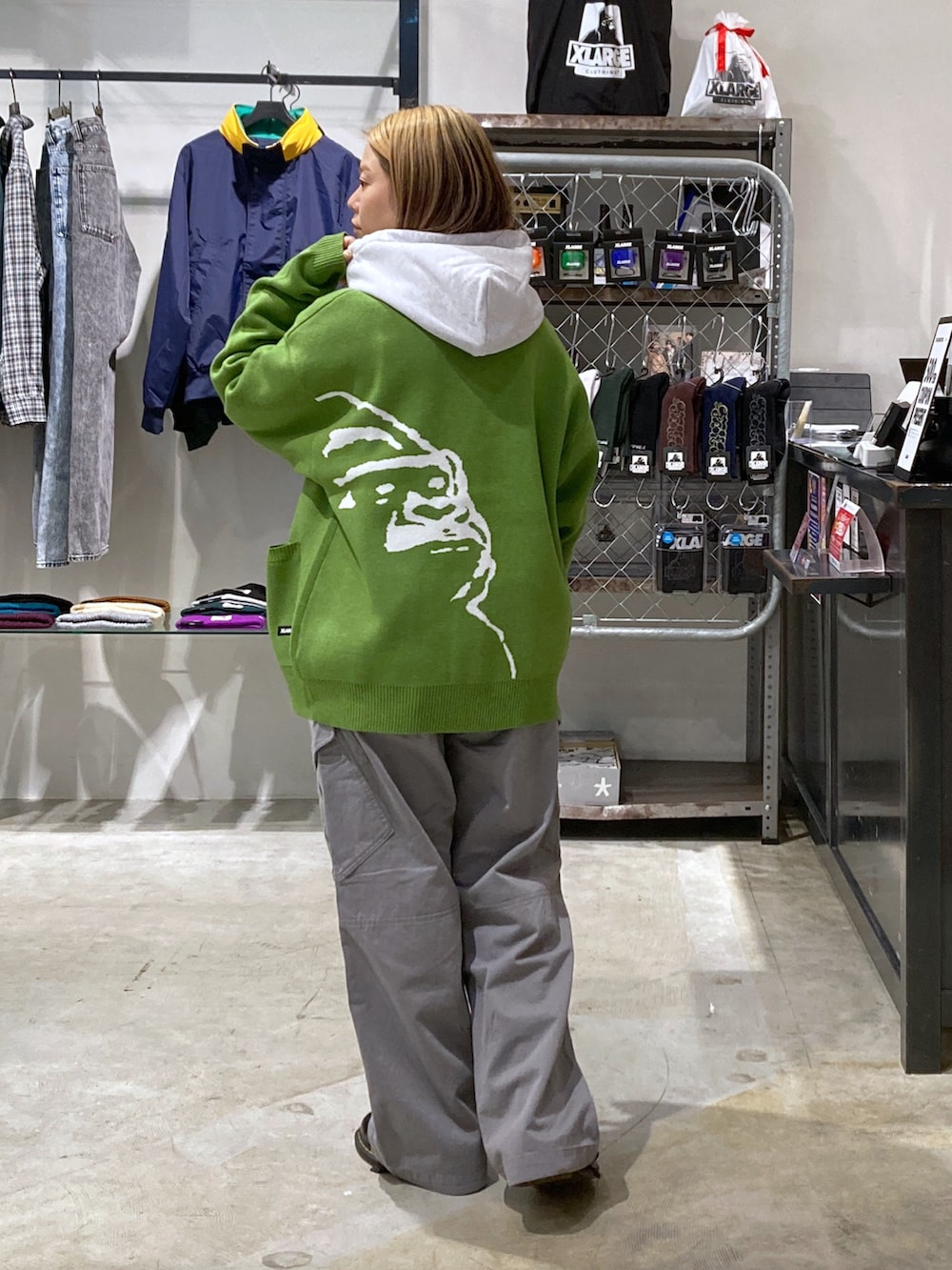 「150cm台コーデ、おしゃれさんと繋がりたい、XLARGE、ストリート、いいね、save、フォローお願いします🤑、低身長コーデ」｜「XLARGEのOG KNIT CARDIGAN（ニット/セーター、グリーン系）」を使った、沼田亜樹さん（レディース・156cm）の秋コーディネートの2枚目の写真