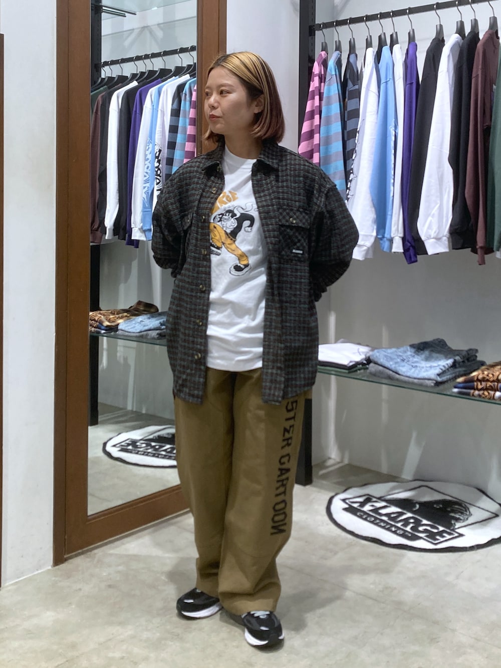 「カジュアルコーデ、150cm台コーデ、おしゃれさんと繋がりたい、XLARGE、ストリート、低身長コーデ、いいね、save、フォローお願いします🤑」｜「XLARGEのVELOUR TRACK JACKET（ブルゾン、グリーン系）」を使った、沼田亜樹さん（レディース・156cm）の秋コーディネートの3枚目の写真