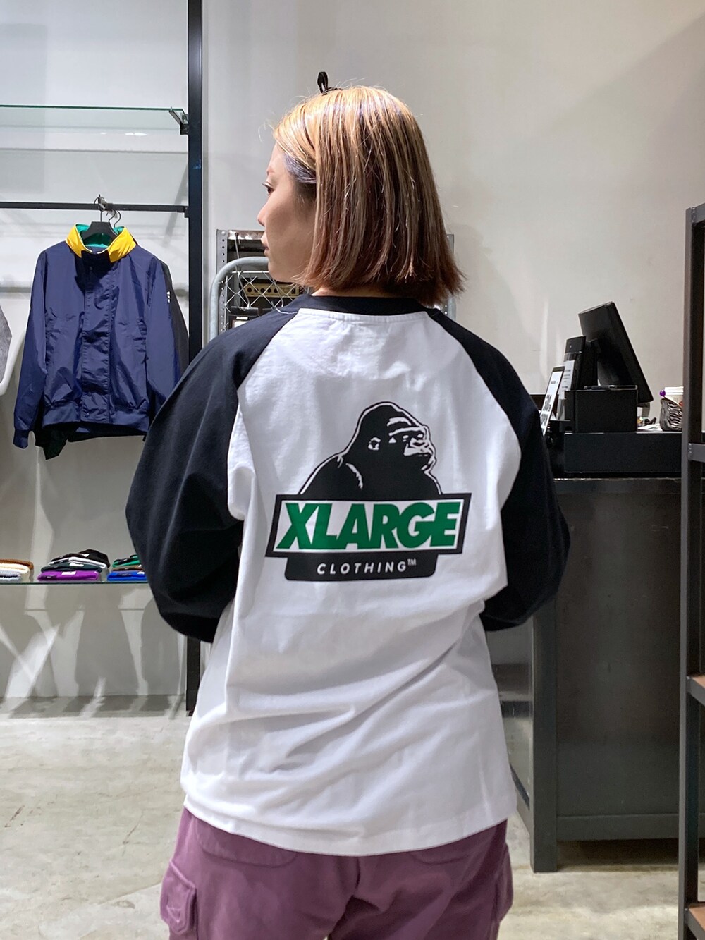 「大人カジュアル、XLARGE、楽チンコーデ、スポーツミックス、ラグラン」｜「XLARGEのSLANTED OG RAGLAN L/S TEE（Tシャツ/カットソー、ブラック系）」を使った、沼田亜樹さん（レディース・156cm）の秋コーディネートの3枚目の写真