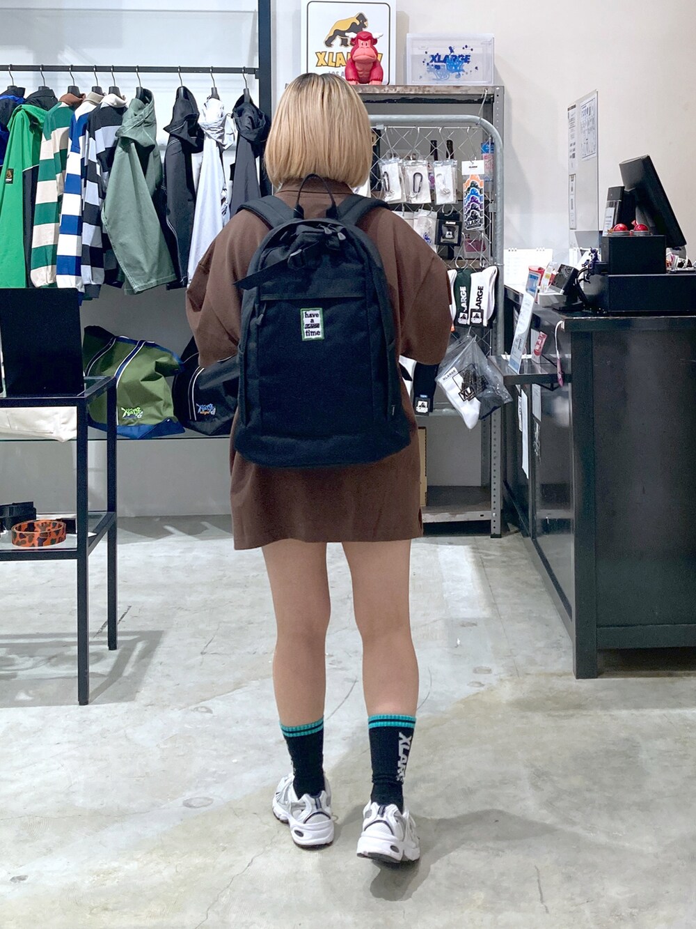 「XLARGE、いいね、save、フォローお願いします🤑、ストリート、低身長、低身長コーデ、オトナカジュアル、ストリートコーデ」｜「XLARGEのSTANDARD LOGO BIG POLO SHIRT（ポロシャツ、ブラウン系）」を使った、沼田亜樹さん（レディース・156cm）の春コーディネートの3枚目の写真
