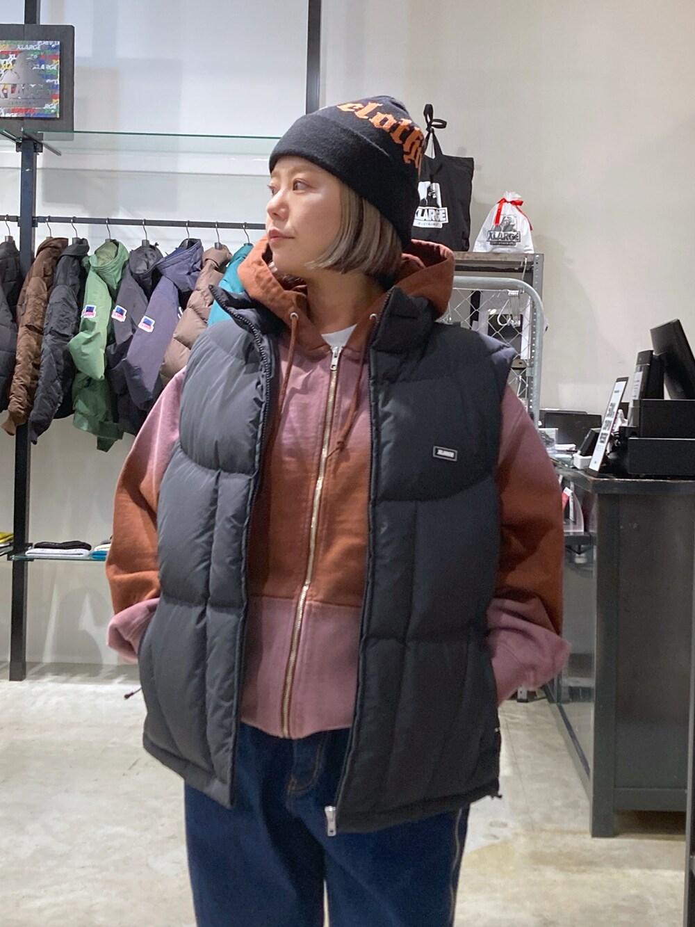 「秋冬コーデ、オトナ女子、いいね、save、フォローお願いします🤑、XLARGE、ストリート、ストリートコーデ、低身長、低身長コーデ」｜「XLARGEのMIST DYED ZIP UP HOODED SWEATSHIRT（パーカー、ブラウン系）」を使った、沼田亜樹さん（レディース・156cm）の秋コーディネートの3枚目の写真